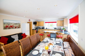 ROUND PARK- Private and spacious family bungalow with parking